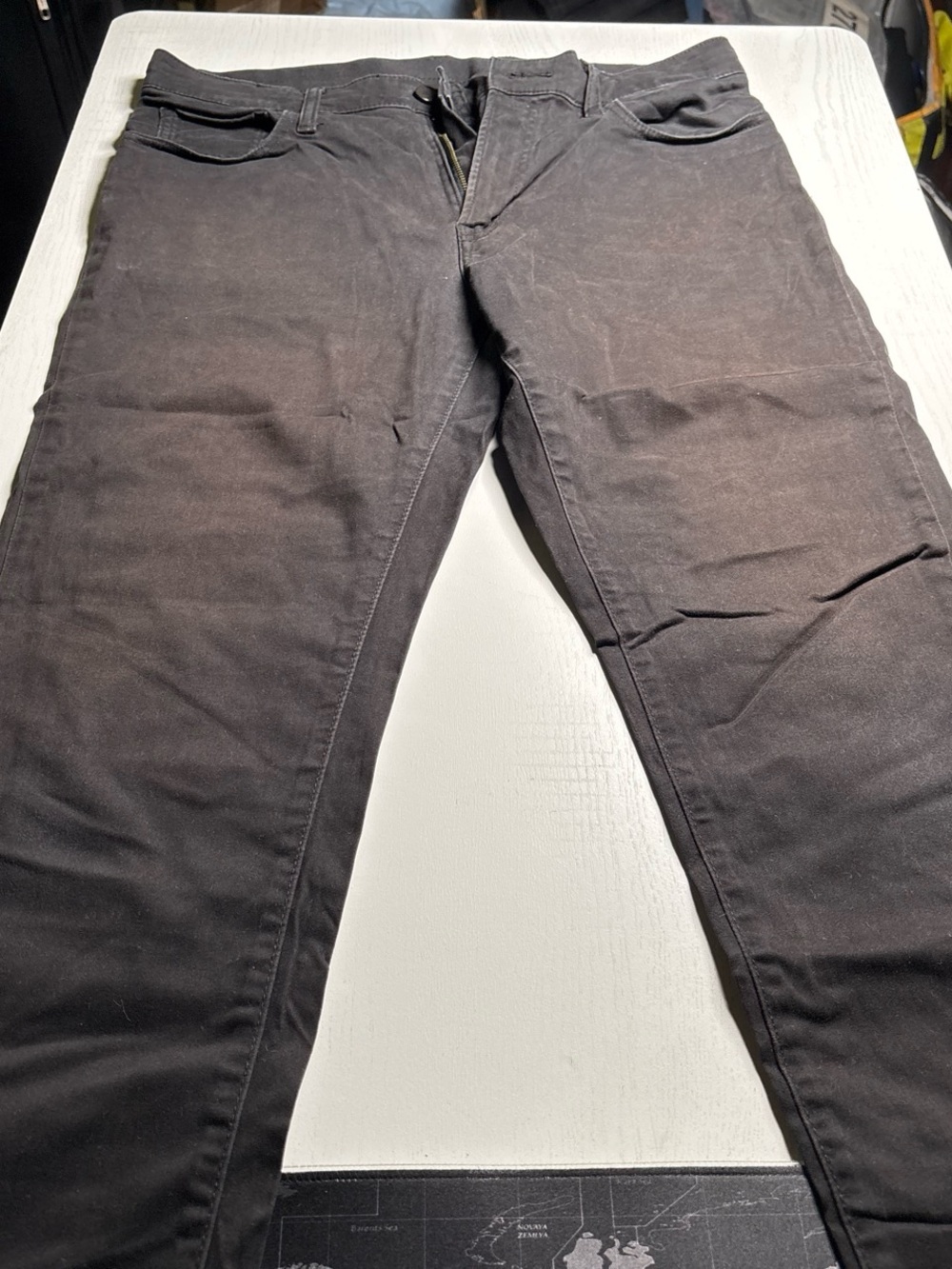 Uniqlo Men's Slim Straight Jeans in Dark Brown-Black
